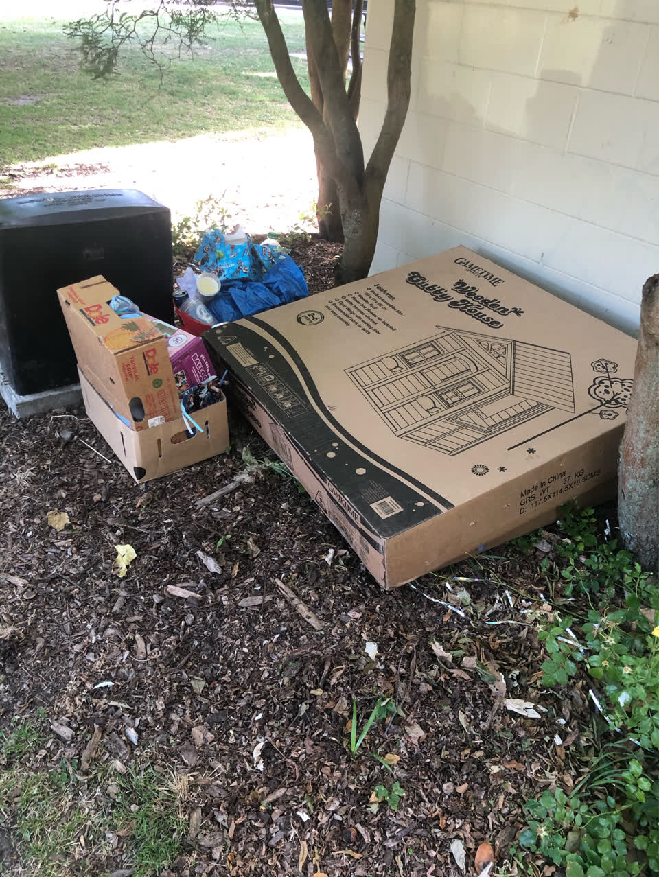 The photograph attached to this rubbish/recycling report