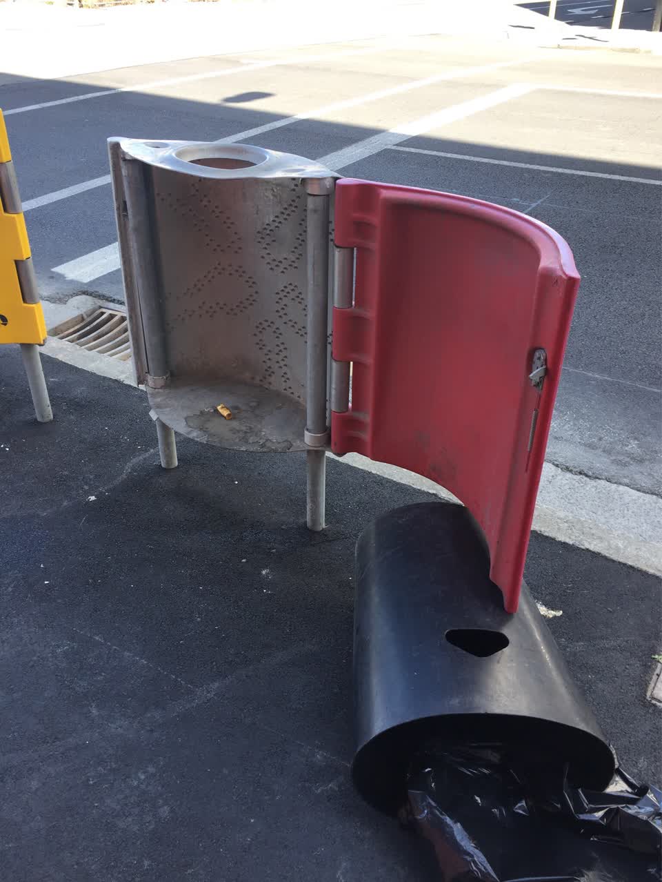 The photograph attached to this rubbish/recycling report