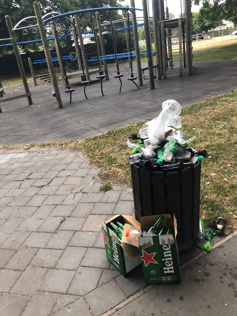 The photograph attached to this rubbish/recycling report