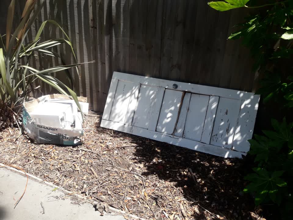 The photograph attached to this rubbish/recycling report