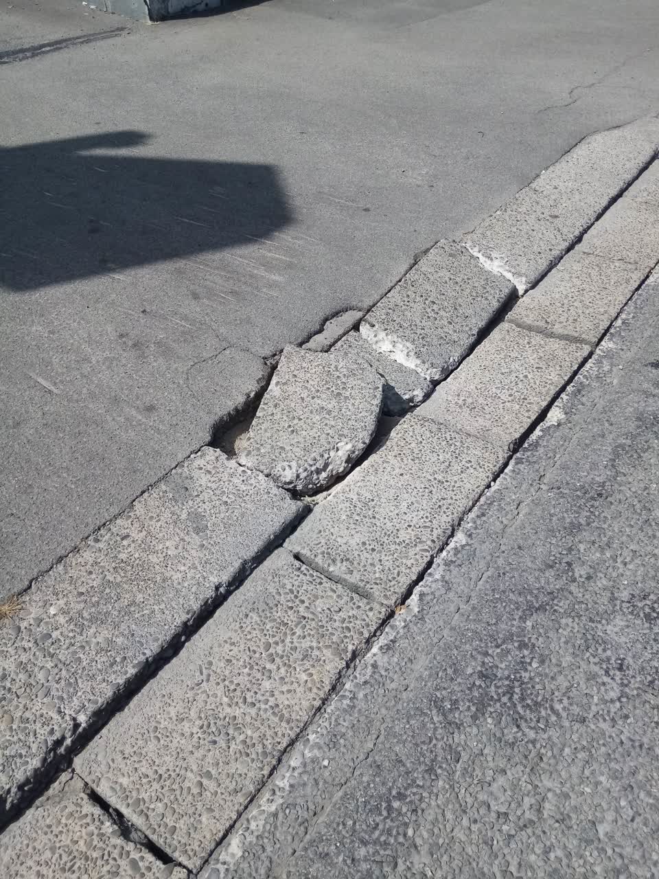 The photograph attached to this roading/streets report