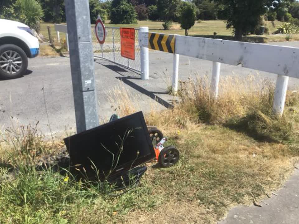 The photograph attached to this rubbish/recycling report