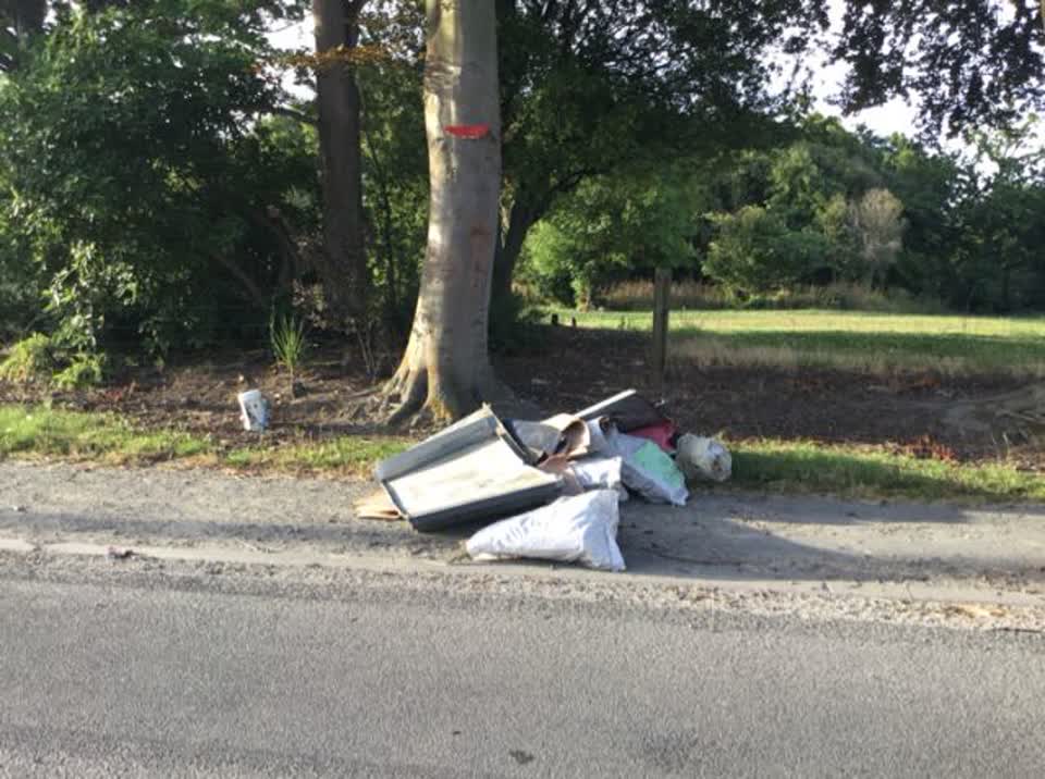 The photograph attached to this rubbish/recycling report