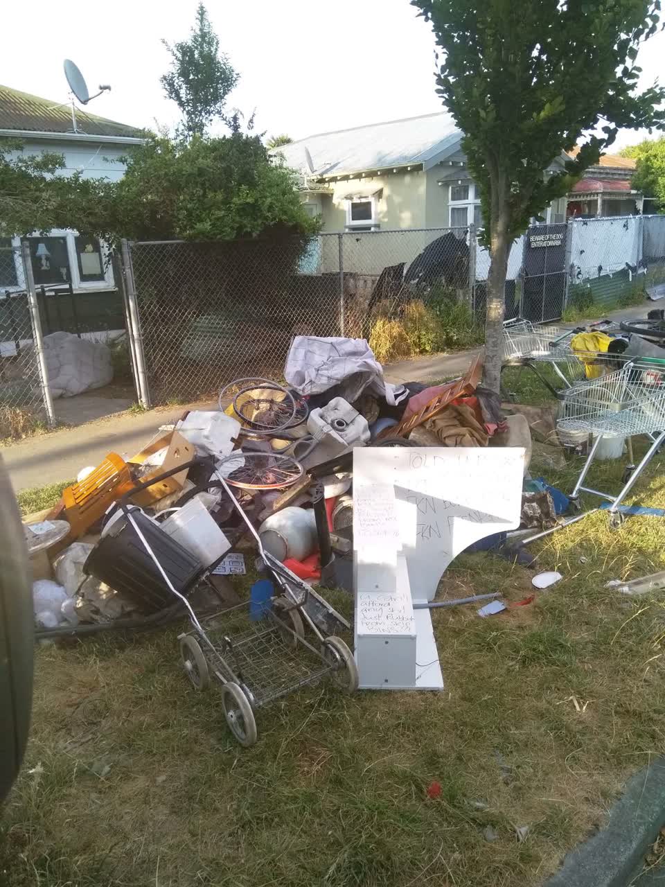 The photograph attached to this rubbish/recycling report