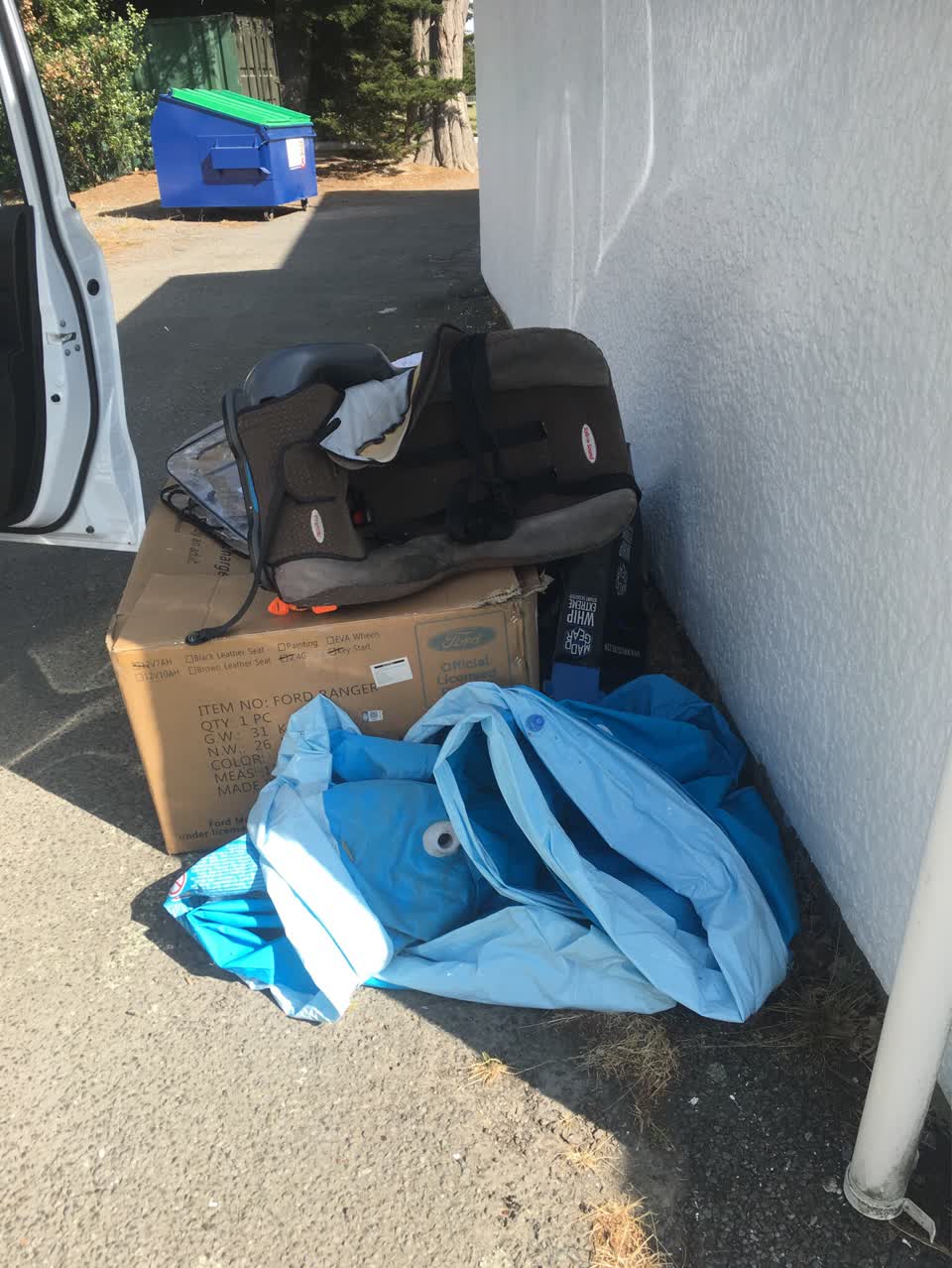The photograph attached to this rubbish/recycling report