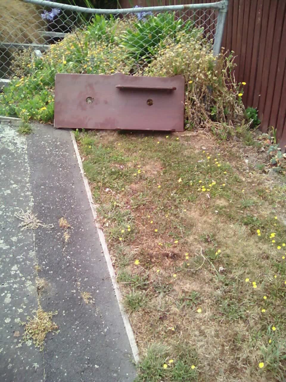 The photograph attached to this rubbish/recycling report