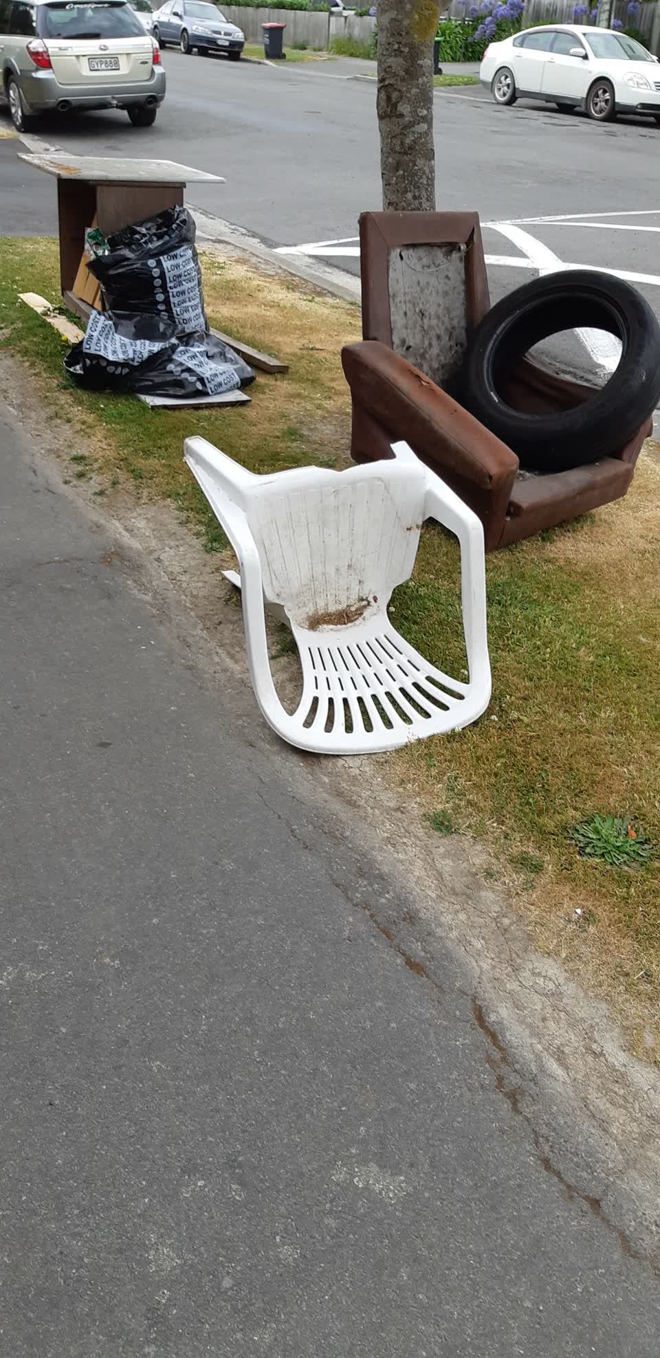 The photograph attached to this rubbish/recycling report