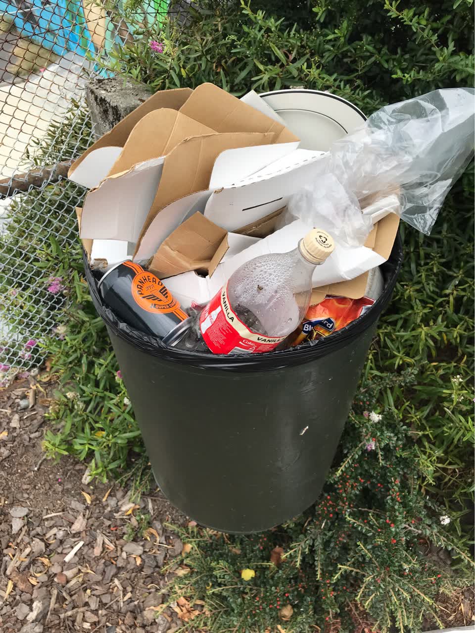 The photograph attached to this rubbish/recycling report