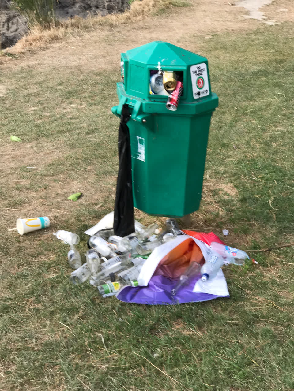 The photograph attached to this rubbish/recycling report