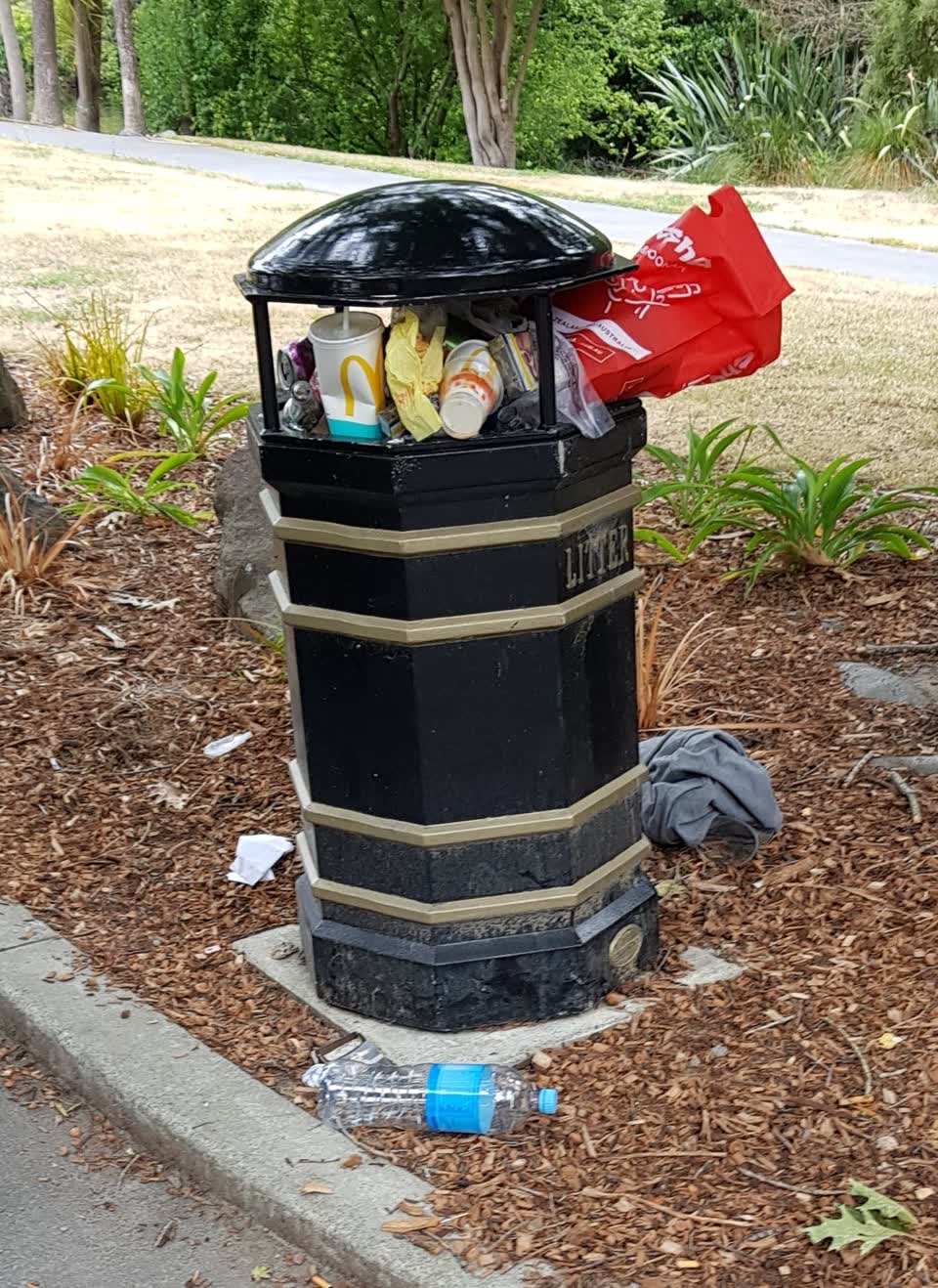 The photograph attached to this rubbish/recycling report