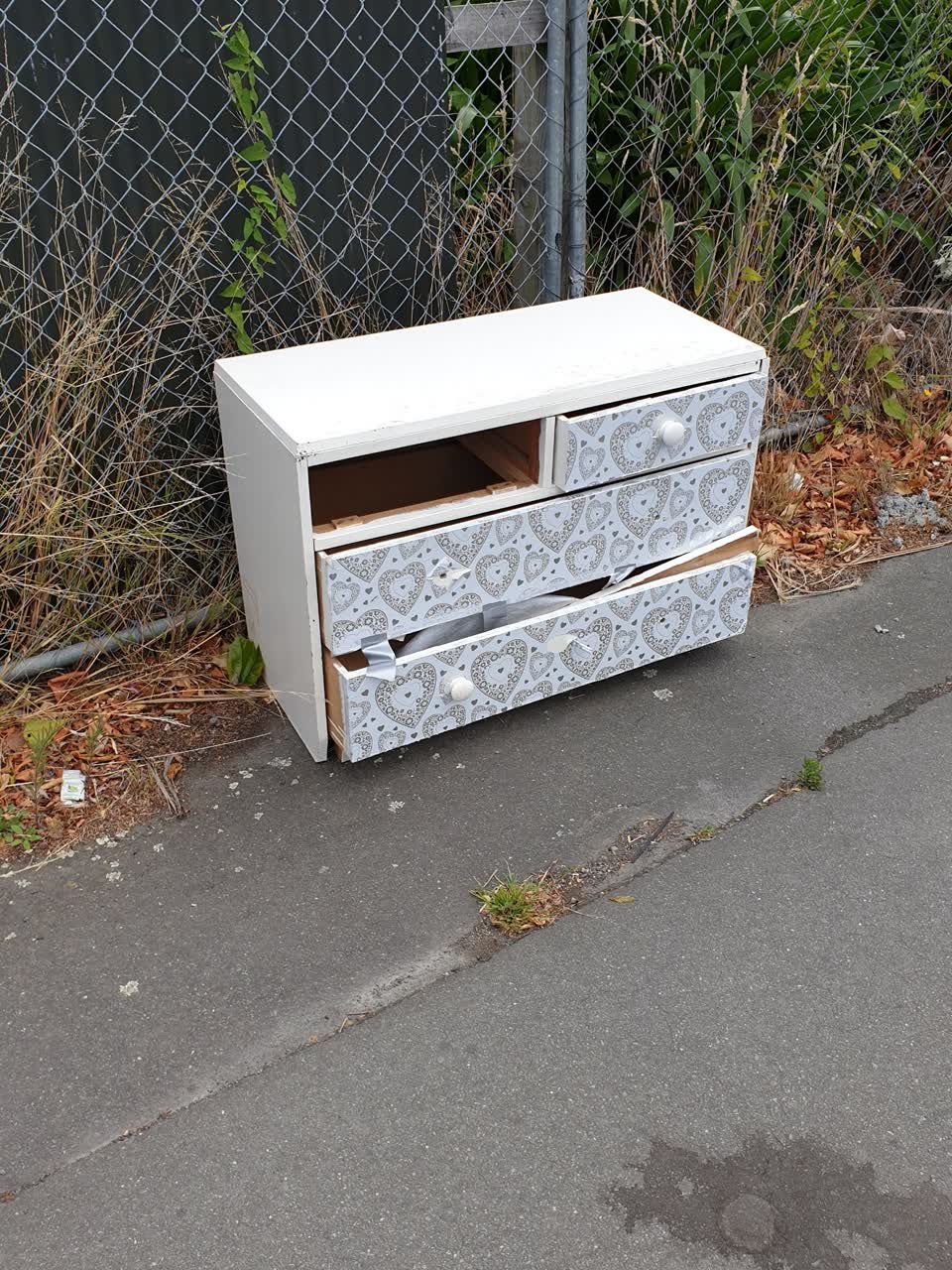 The photograph attached to this rubbish/recycling report