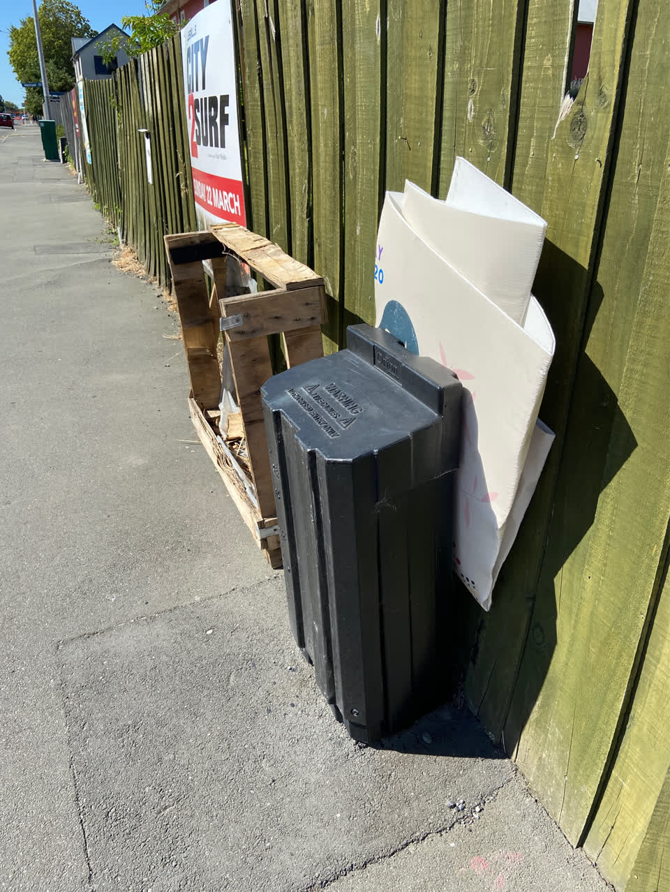 The photograph attached to this rubbish/recycling report