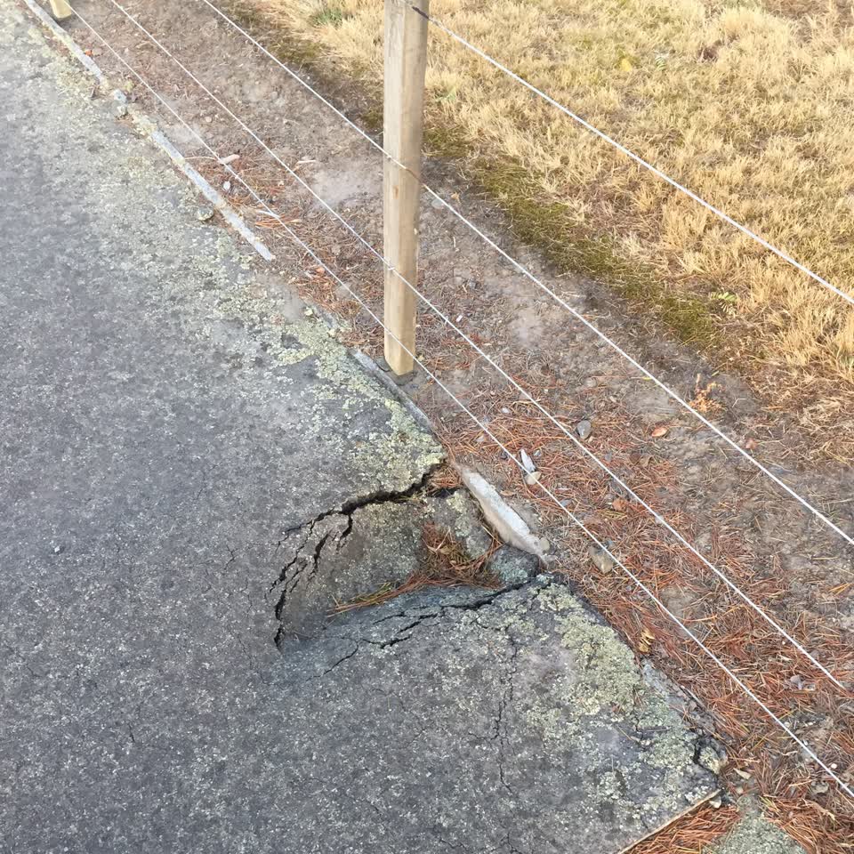 The photograph attached to this roading/streets report