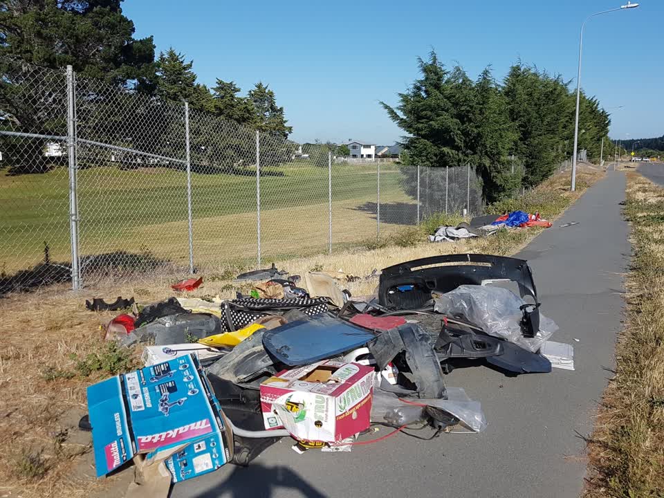 The photograph attached to this rubbish/recycling report