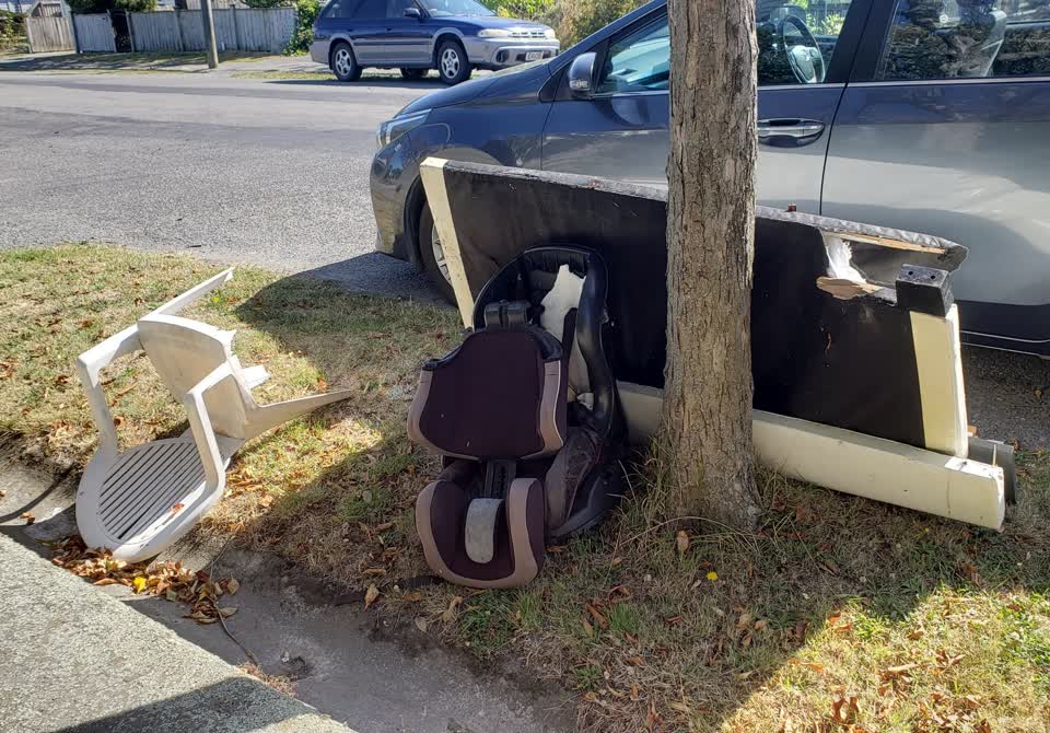 The photograph attached to this rubbish/recycling report