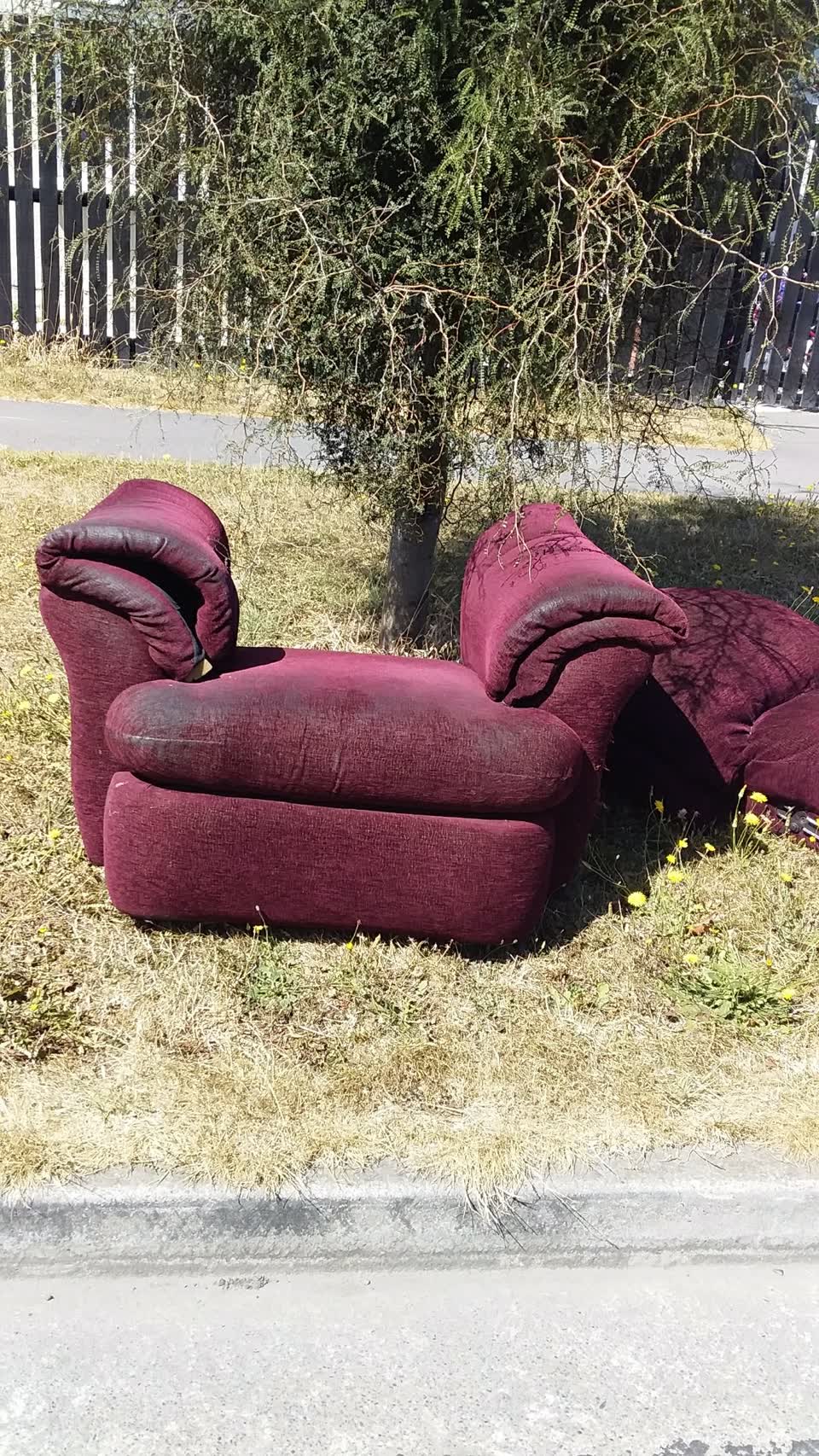 The photograph attached to this rubbish/recycling report