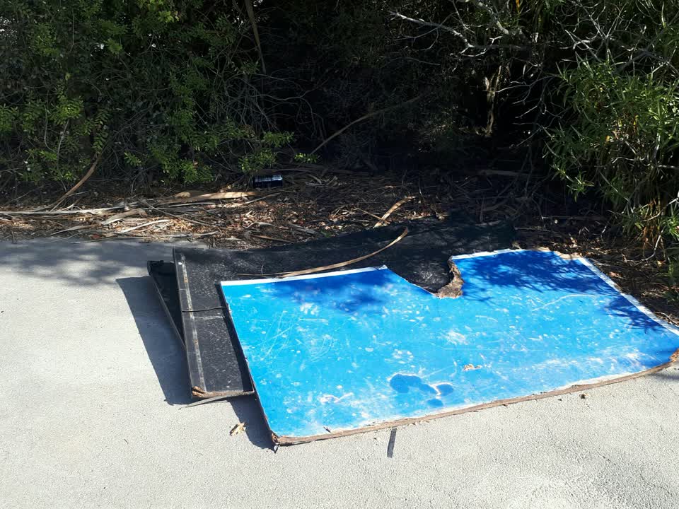 The photograph attached to this rubbish/recycling report