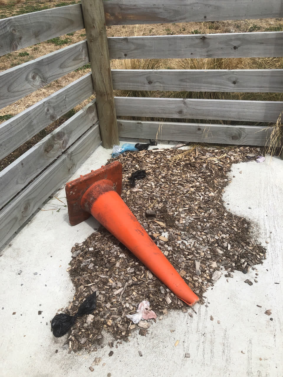 The photograph attached to this rubbish/recycling report