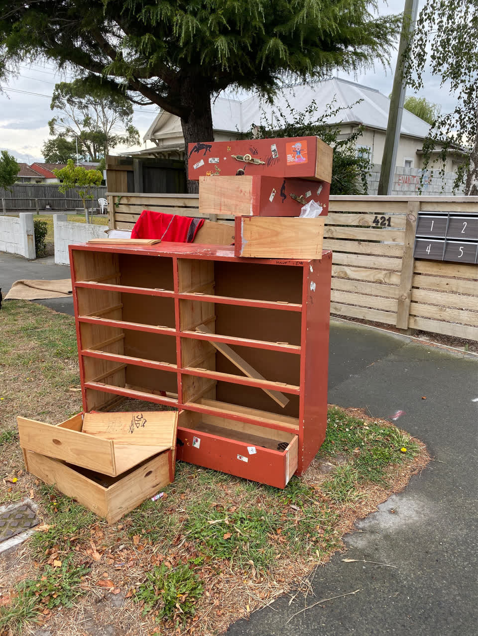 The photograph attached to this rubbish/recycling report