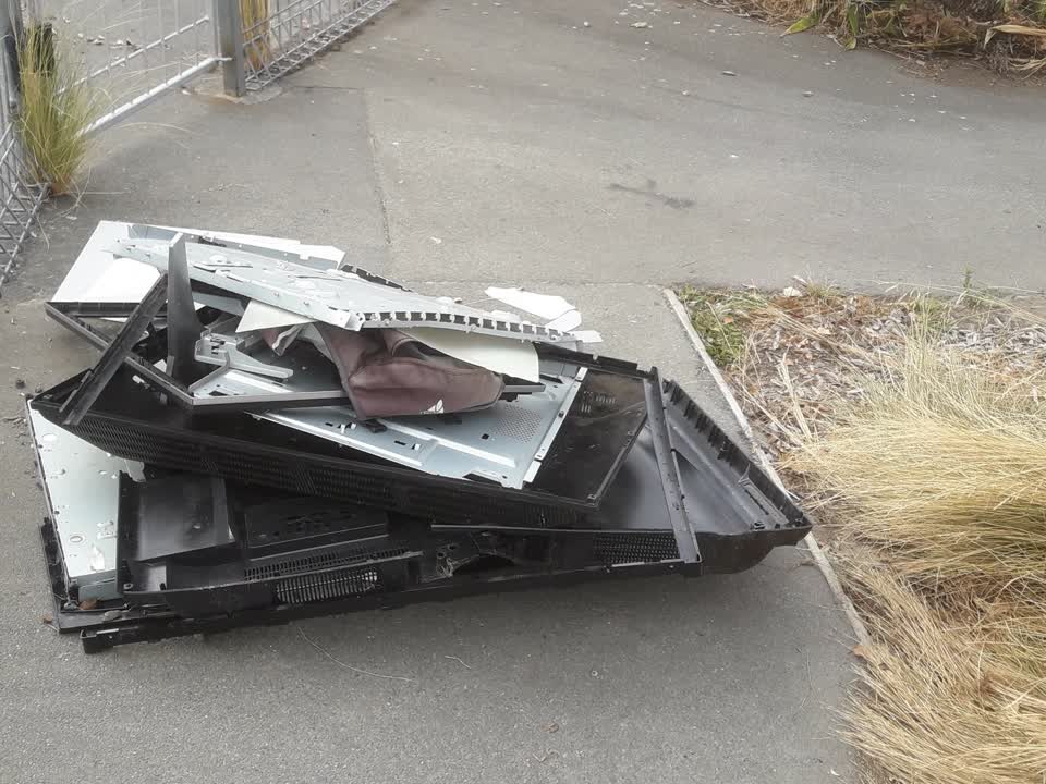 The photograph attached to this rubbish/recycling report