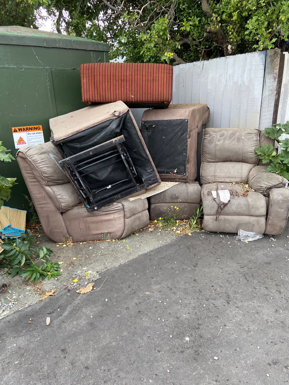 The photograph attached to this rubbish/recycling report