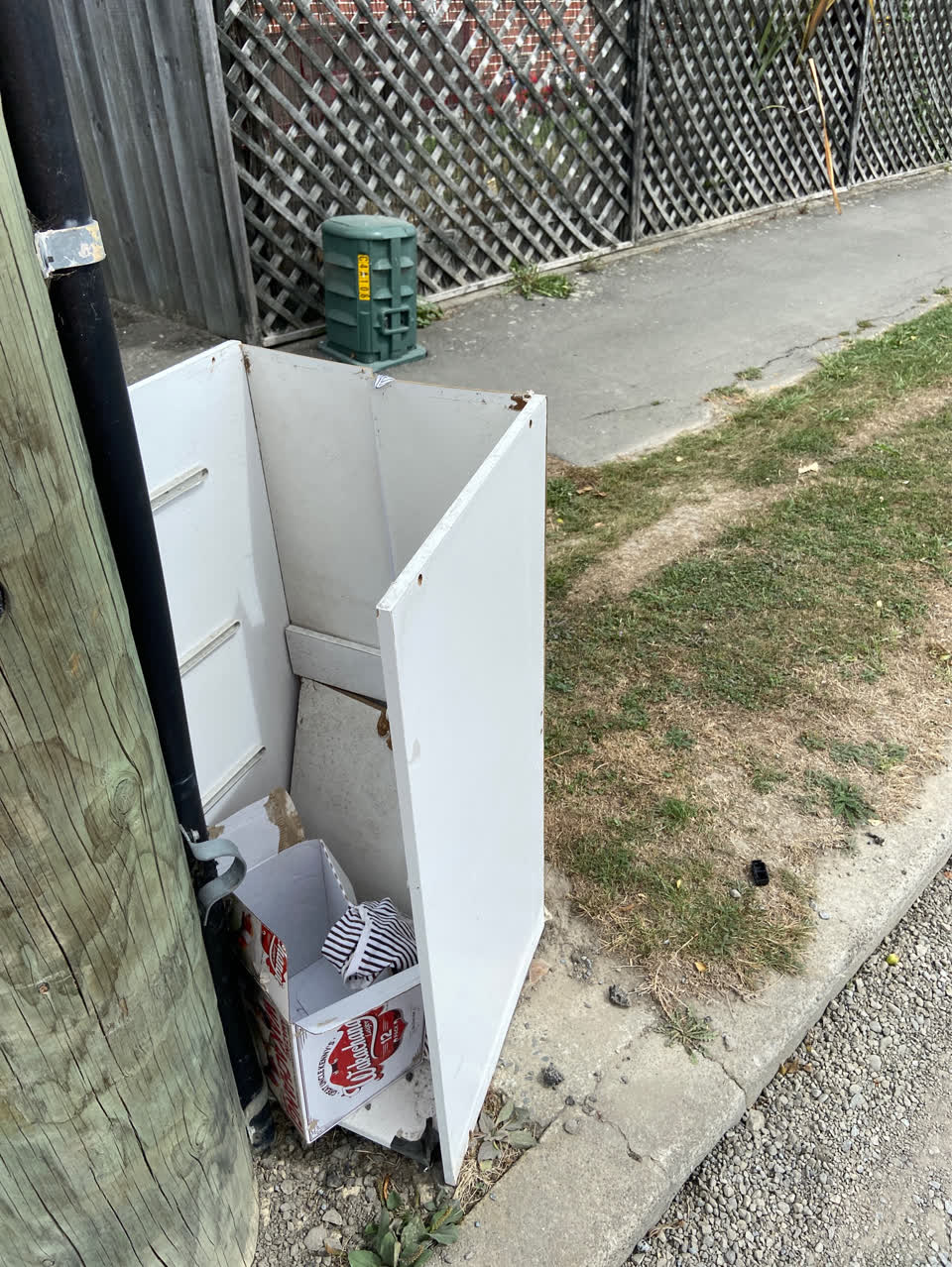 The photograph attached to this rubbish/recycling report