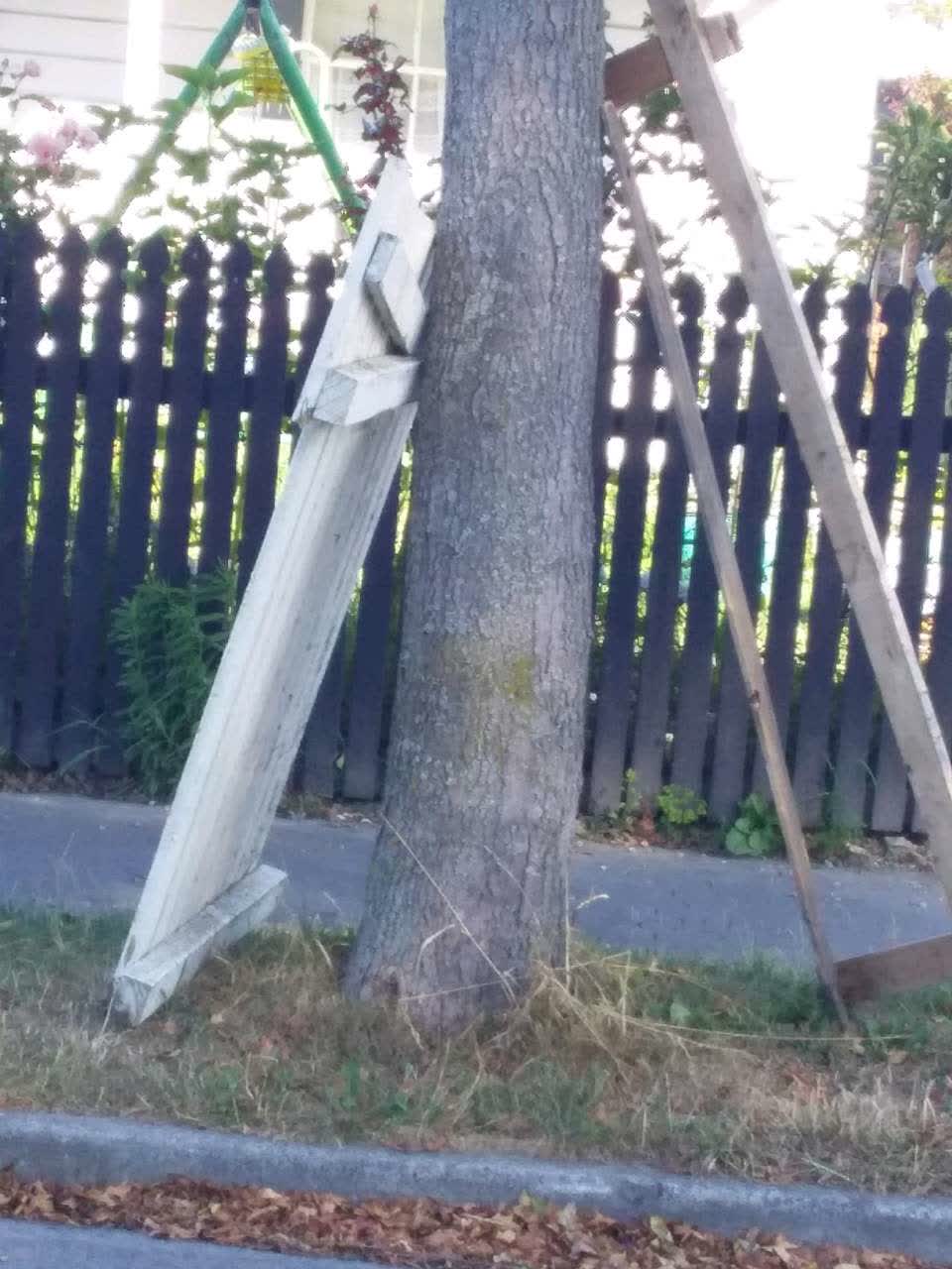 The photograph attached to this rubbish/recycling report