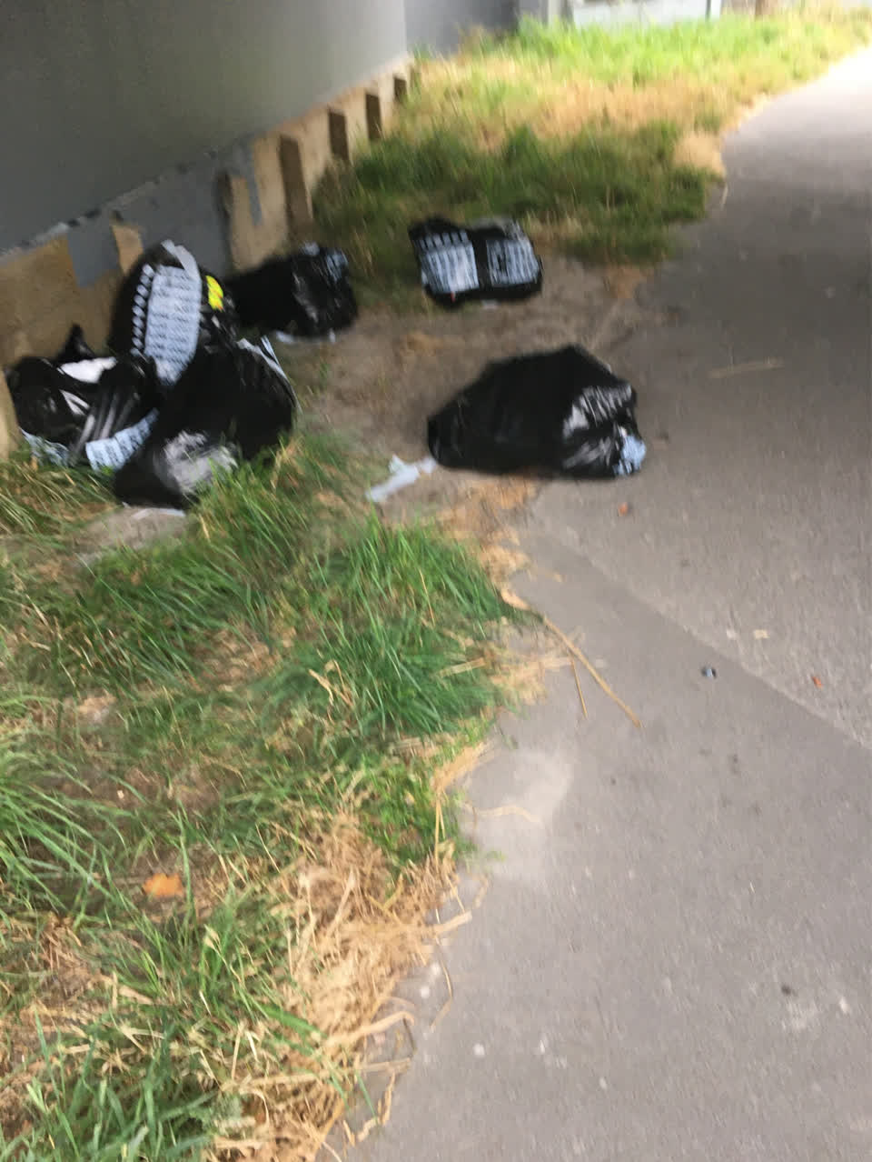 The photograph attached to this rubbish/recycling report