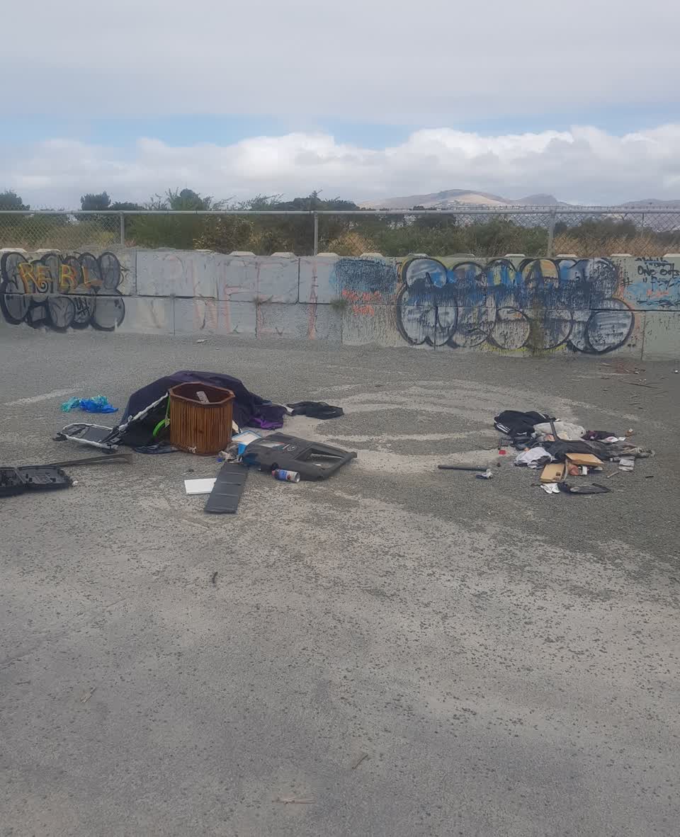 The photograph attached to this rubbish/recycling report