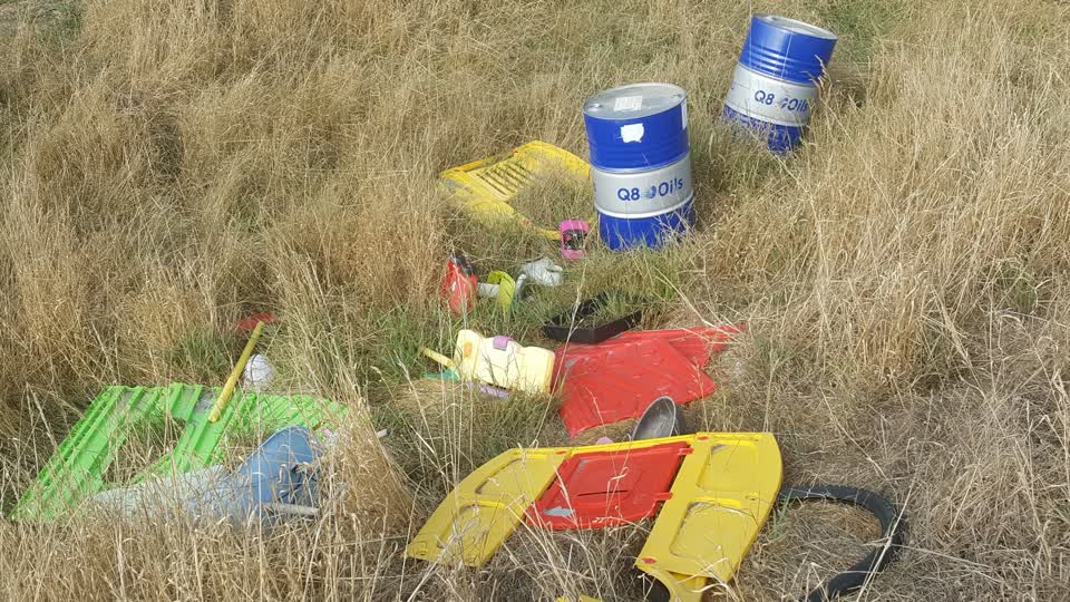 The photograph attached to this rubbish/recycling report