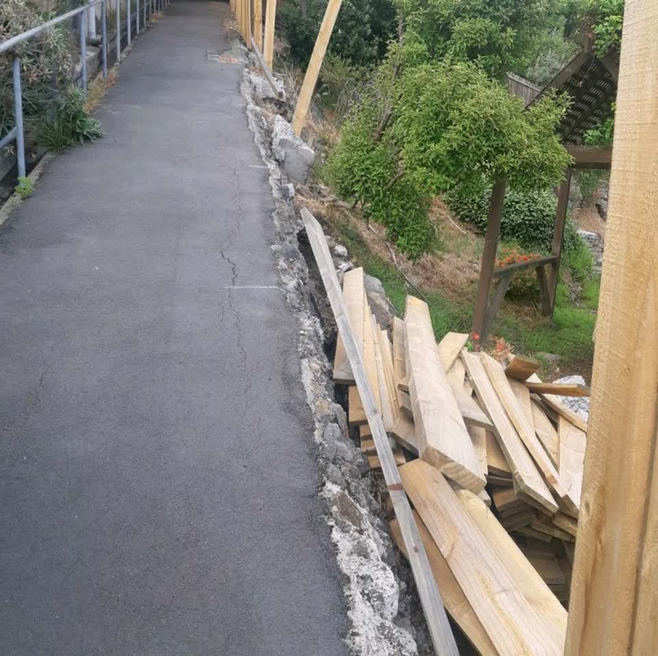 The photograph attached to this roading/streets report