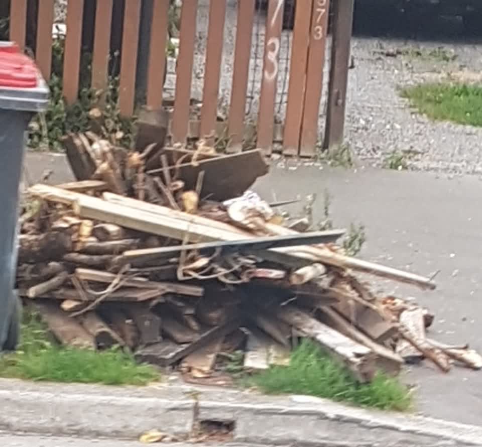 The photograph attached to this rubbish/recycling report