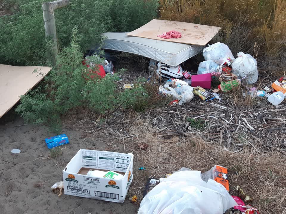 The photograph attached to this rubbish/recycling report