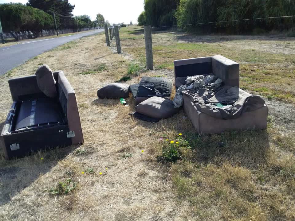 The photograph attached to this rubbish/recycling report