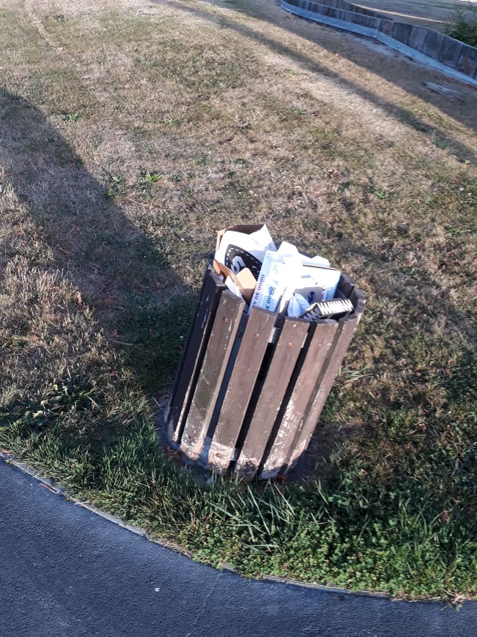The photograph attached to this rubbish/recycling report