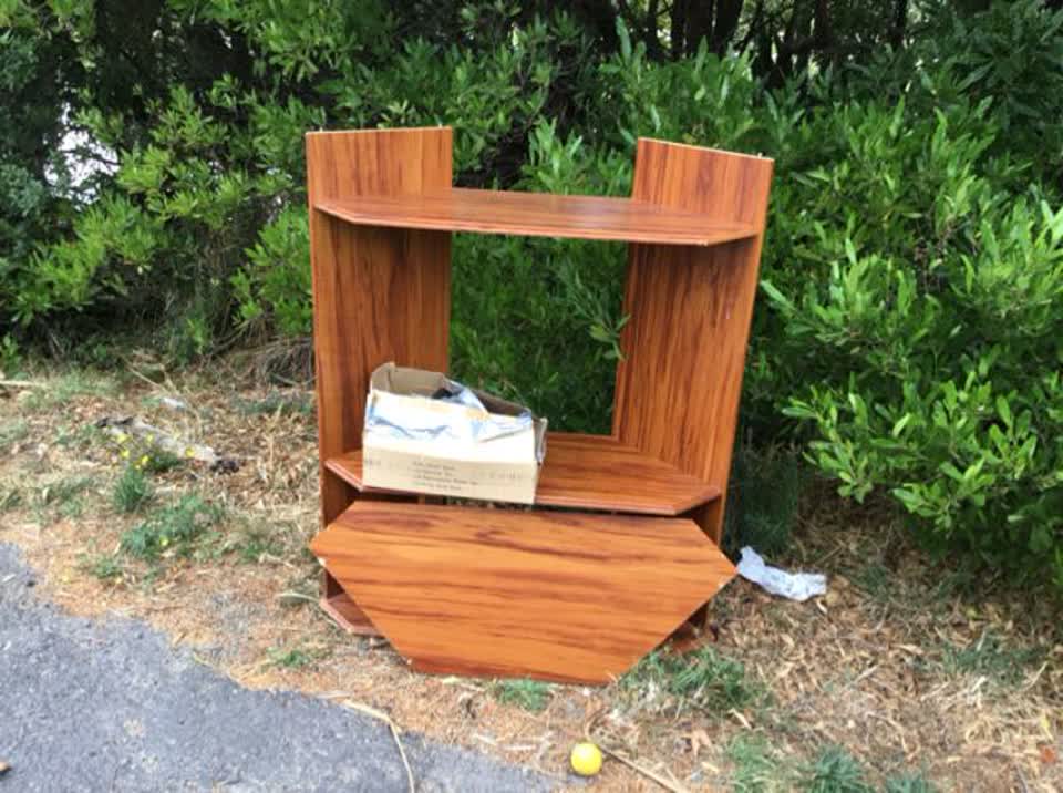 The photograph attached to this rubbish/recycling report