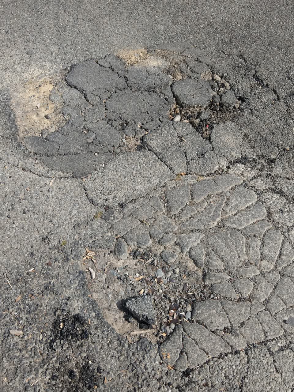 The photograph attached to this roading/streets report