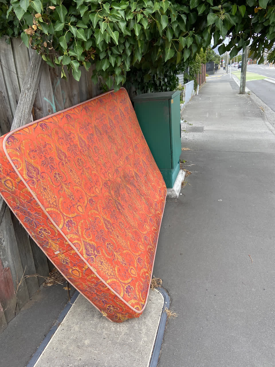The photograph attached to this rubbish/recycling report