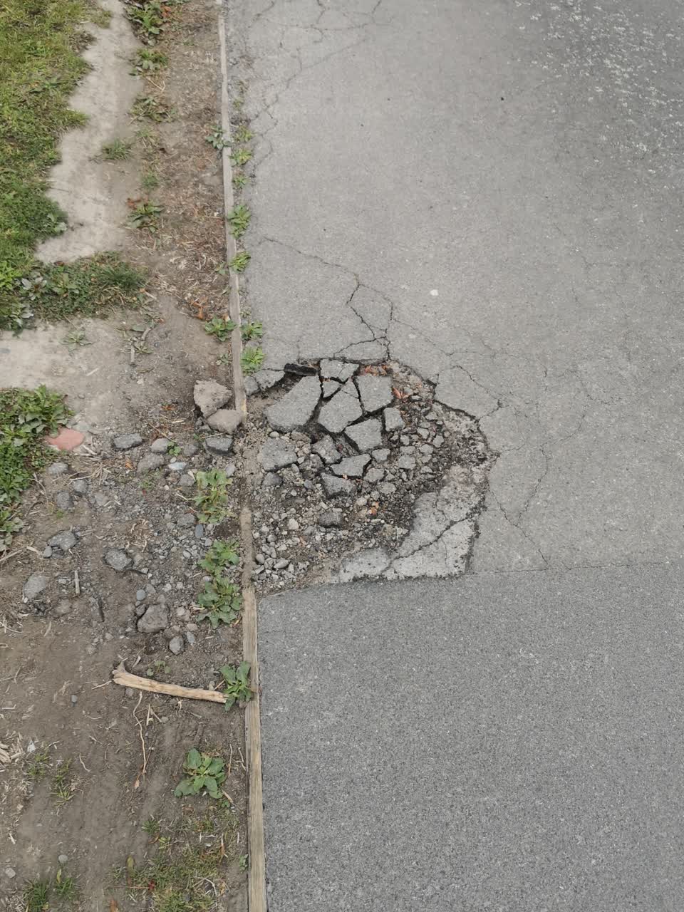 The photograph attached to this roading/streets report