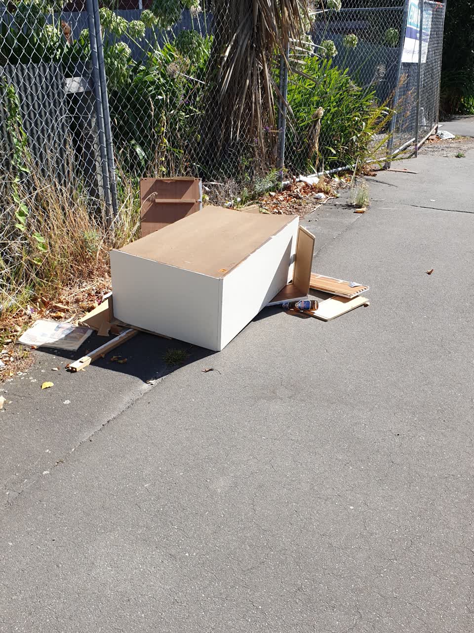 The photograph attached to this rubbish/recycling report