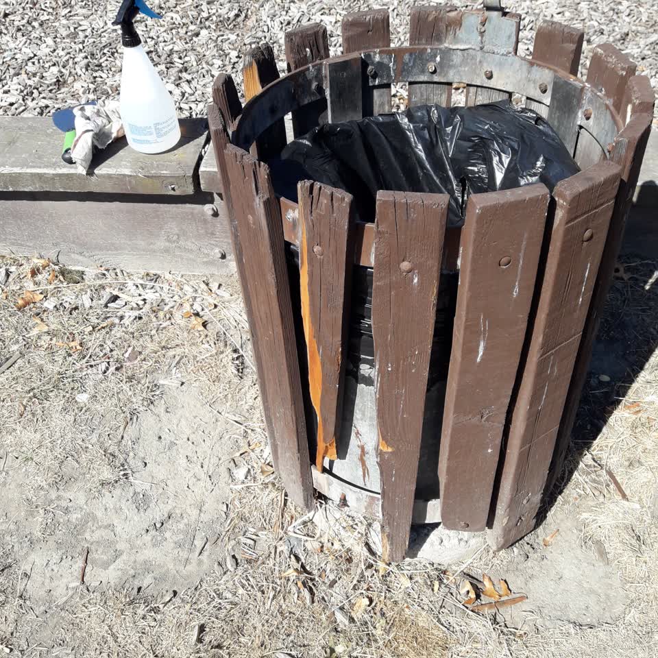 The photograph attached to this rubbish/recycling report