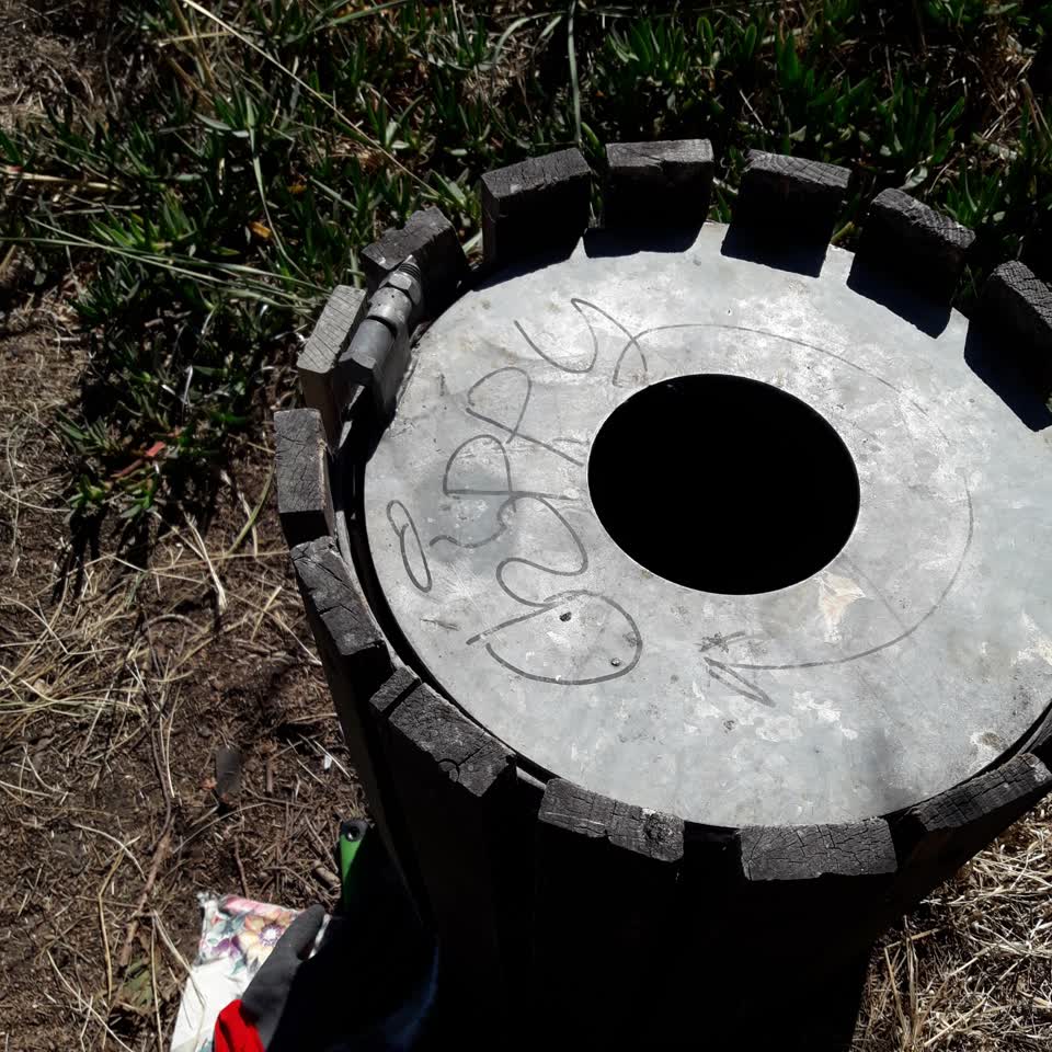 The photograph attached to this rubbish/recycling report
