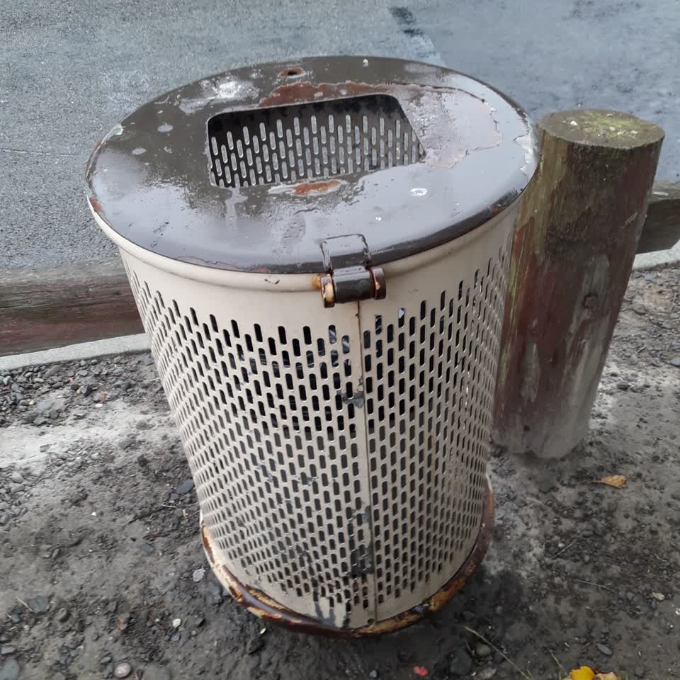 The photograph attached to this rubbish/recycling report