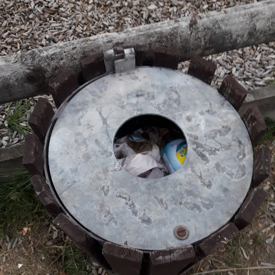 The photograph attached to this rubbish/recycling report