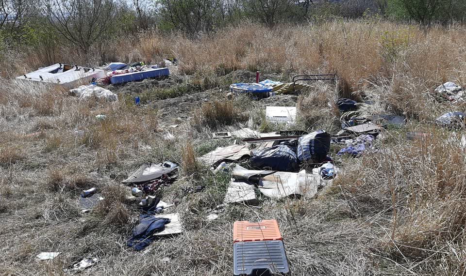 The photograph attached to this rubbish/recycling report