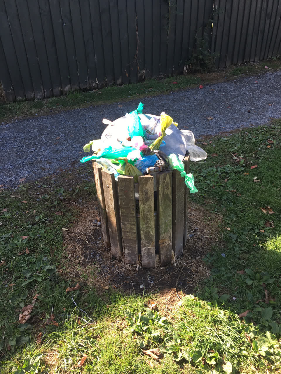 The photograph attached to this rubbish/recycling report