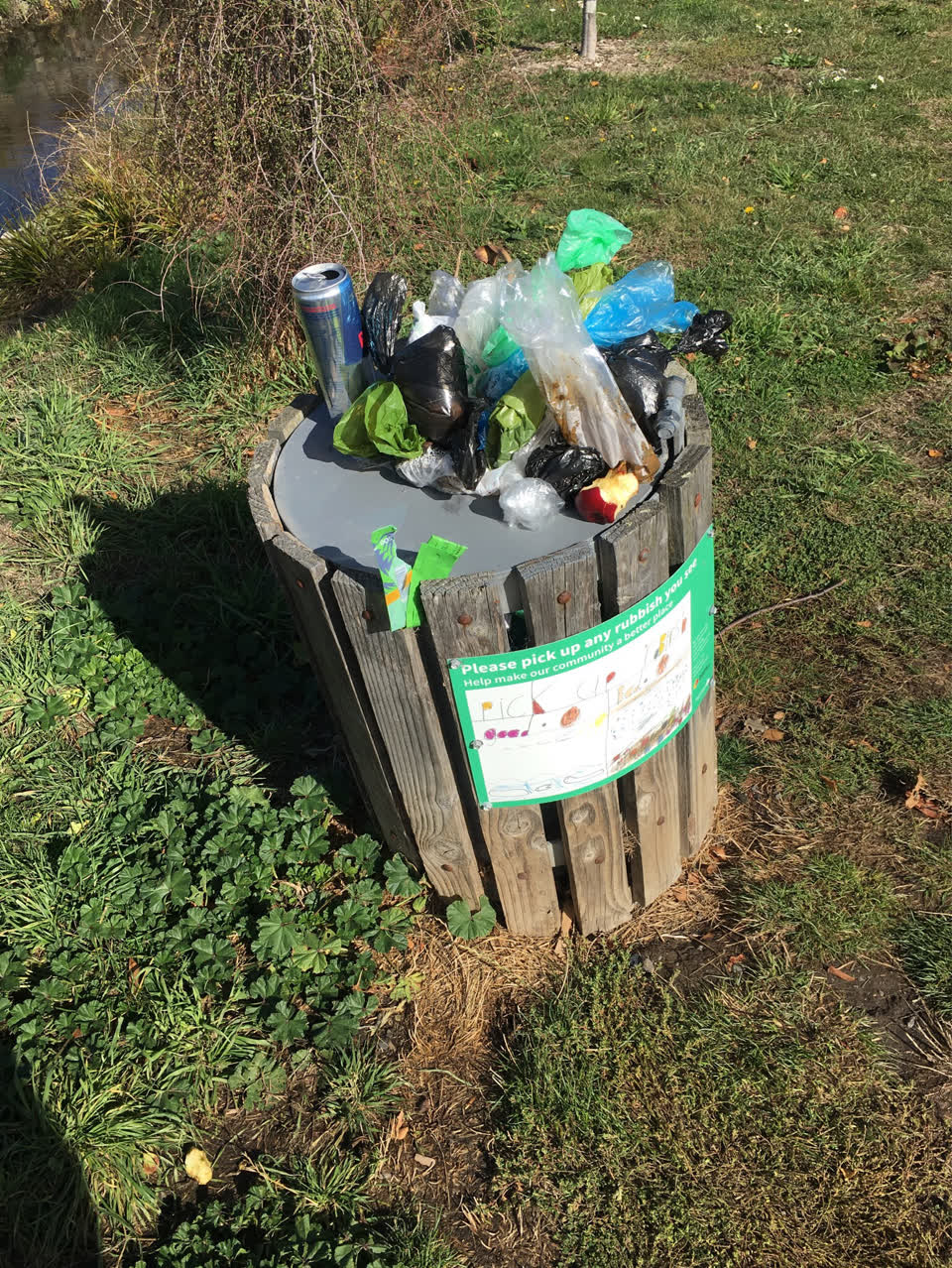 The photograph attached to this rubbish/recycling report