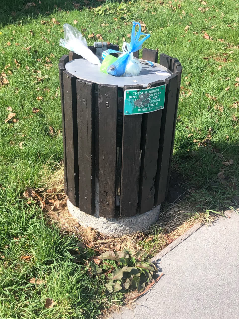 The photograph attached to this rubbish/recycling report