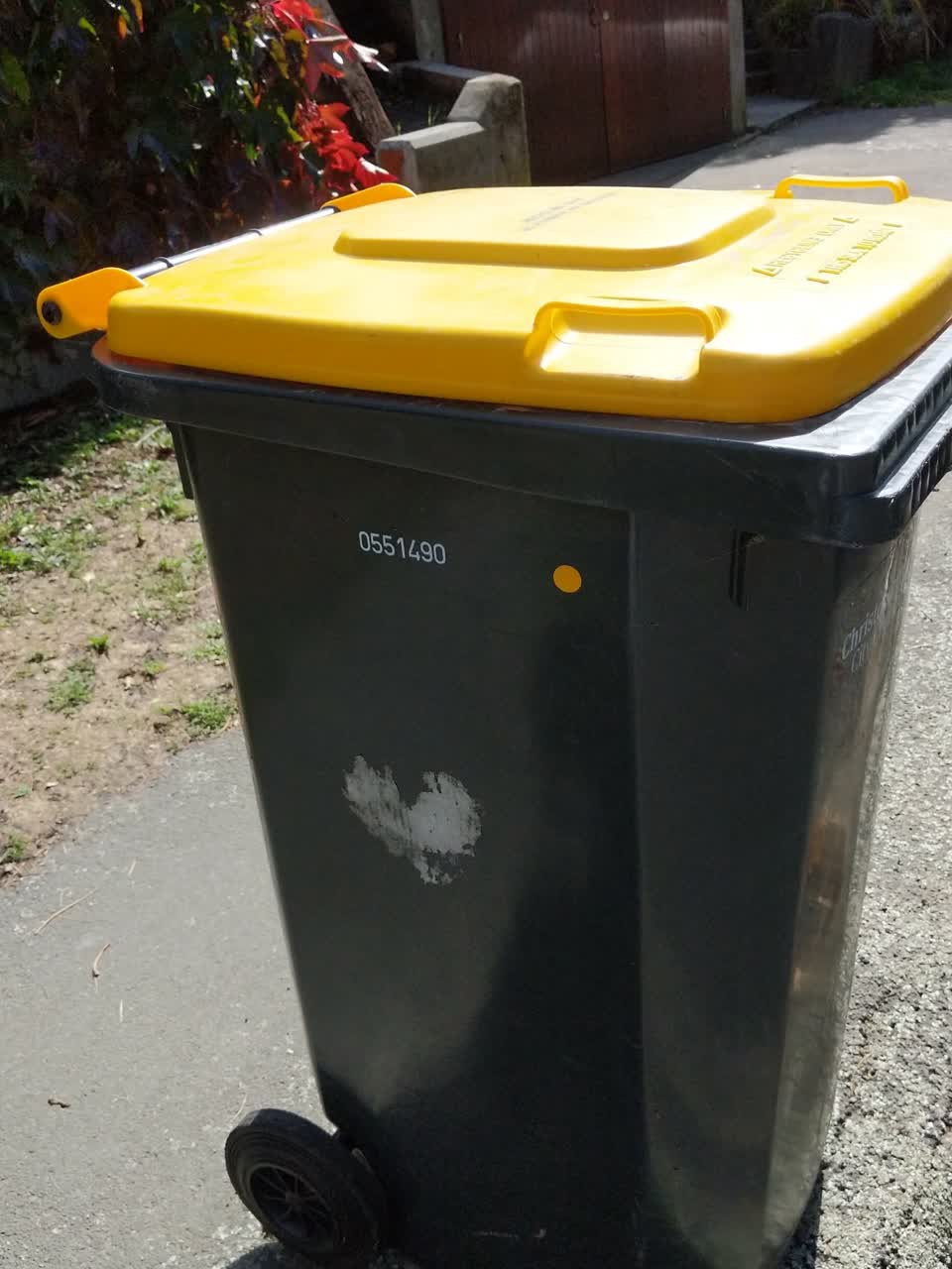 The photograph attached to this rubbish/recycling report