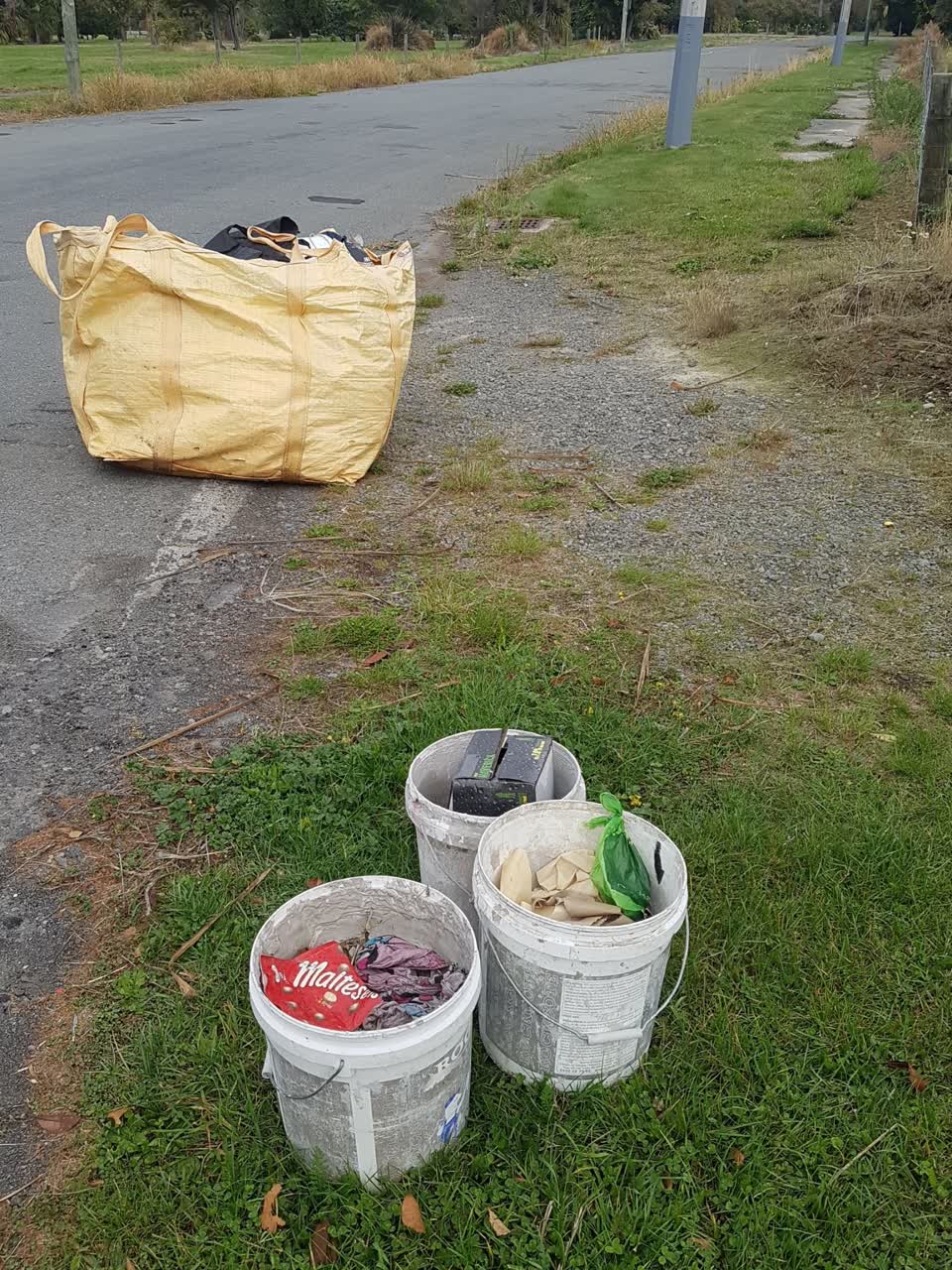 The photograph attached to this rubbish/recycling report